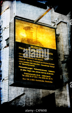 Zeichen außerhalb des Checkpoint Charlie Museums in Berlin Deutschland Stockfoto