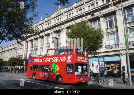 Dublin Stadt Eire Open Top roten Sightseeing-Bus in O' Connell Street vor Clerys Kaufhaus geparkt Stockfoto