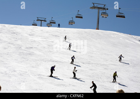 Könner und Lernende beim Ski Schule Ski auf einer Piste die Alpe De Seis Selva Val Gardena Dolomiten Italien Stockfoto