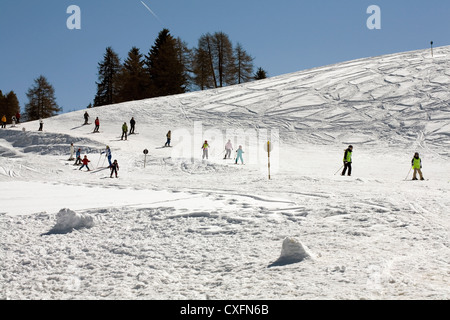 Kinder lernen in der Skischule Skifahren auf den Pisten am Alpe Di Seis Seiser Alm Val Gardena Dolomiten Italien Stockfoto