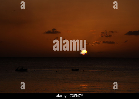 Barbados, roten Sonnenuntergang Meer, gespiegelten Meer, Urlaub Stockfoto