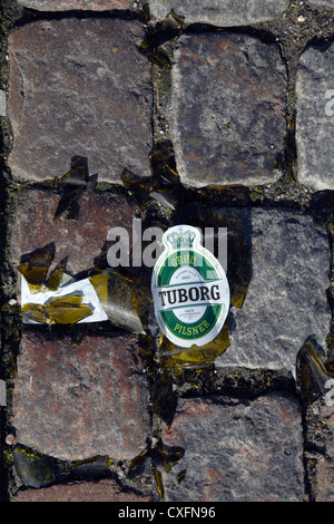 Eine zersplitterte Grøn Tuborg (Green Tuborg) Bierflasche mit dem Tuborg-Label auf den Pflastersteinen in Kopenhagen, Dänemark Stockfoto