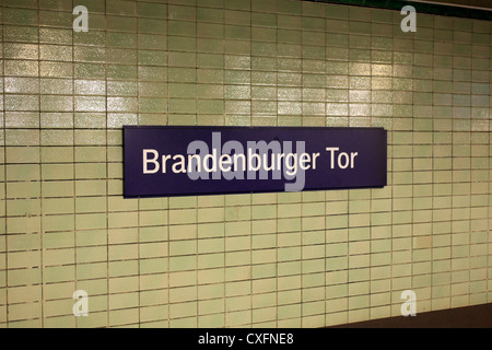 Berlin U-Bahn Station (U-Bahn) melden für Brandenburger Tor Stockfoto