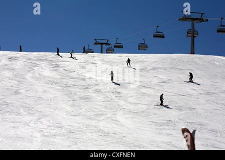 Könner und Lernende beim Ski Schule Ski auf einer Piste die Alpe De Seis Selva Val Gardena Dolomiten Italien Stockfoto