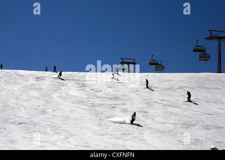 Könner und Lernende beim Ski Schule Ski auf einer Piste die Alpe De Seis Selva Val Gardena Dolomiten Italien Stockfoto