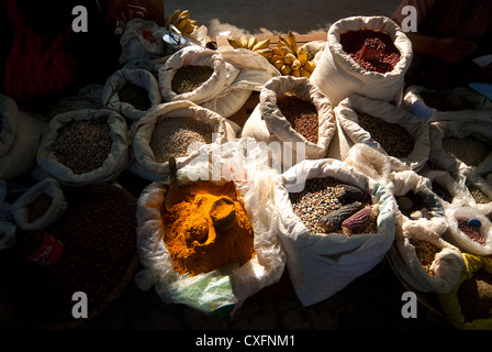 Beutel mit Gewürzen und getrockneten Bohnen zum Verkauf auf dem Markt Stockfoto