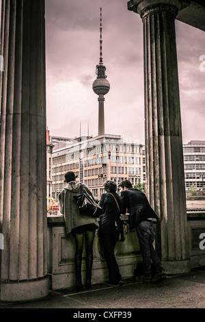 Menschen, die Blick auf den Fernsehturm aus dem Kunst-Museum in Berlin Stockfoto