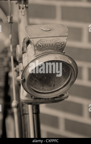 Lucas Silver King Fahrrad Lampe ca. 1912 montiert unter Lenker auf der Vorderseite ein altes Fahrrad. Schwarz / weiß Bild. Stockfoto