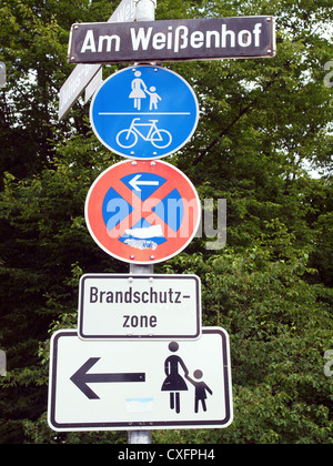 Ein Schild für eine Fußgängerzone, Radweg und Parkverbot Stockfoto