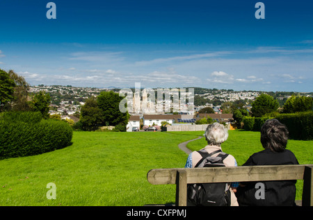 Wanderer eine Pause und genießen den Blick auf Truro Cathedral und seine schöne Stadt Stockfoto