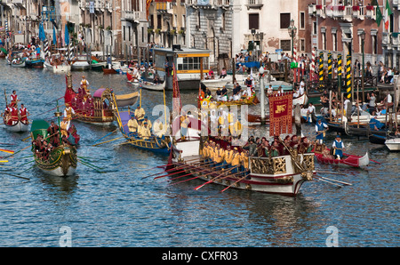 Die Bucintoro führt die Prozession der historischen Boote entlang des Canale Grande in Venedig, Italien, während der jährlichen Regata Storico (Historische Regatta) Stockfoto