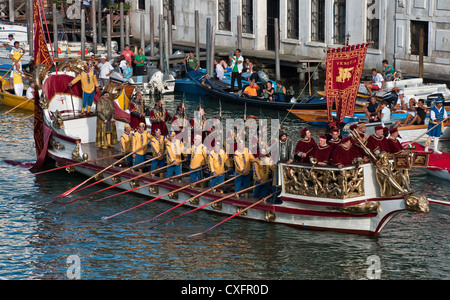 Mit Trompetern spielt der Bucintoro die Prozession der historischen Boote entlang des Canale Grande in Venedig, Italien, während der jährlichen Regata Storico Stockfoto