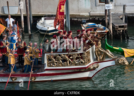 Mit Trompetern spielt der Bucintoro die Prozession der historischen Boote entlang des Canale Grande in Venedig, Italien, während der jährlichen Regata Storico Stockfoto