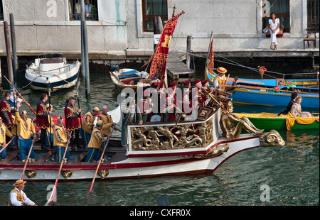 Mit Trompetern spielt der Bucintoro die Prozession der historischen Boote entlang des Canale Grande in Venedig, Italien, während der jährlichen Regata Storico Stockfoto