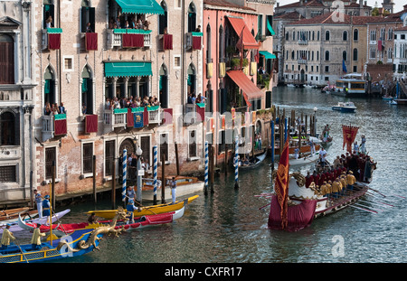 Die Bucintoro führt die Prozession der historischen Boote entlang des Canale Grande in Venedig, Italien, während der jährlichen Regata Storico (Historische Regatta) Stockfoto