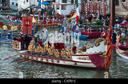 Die Bucintoro führt die Prozession der historischen Boote entlang des Canale Grande in Venedig, Italien, während der jährlichen Regata Storico (Historische Regatta) Stockfoto