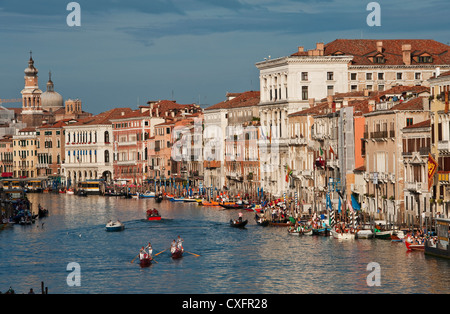 Der Canal Grande in Venedig, Italien, mit traditionellen Booten und kostümierten Ruderern während der jährlichen Regata Storico (Historische Regatta) Stockfoto