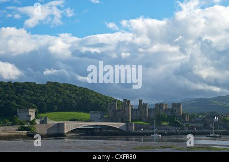 Mündung des Flusses Conwy und mittelalterliche Burg im Sommer, Gwynned, North Wales, UK, GB, britische Inseln, Europa Stockfoto