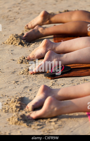 Füße, Sonnenbaden am Patong Beach auf Phuket Stockfoto