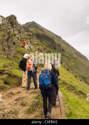 Wanderer zu Fuß im letzten Abschnitt des Rhyd Ddu Gratweg zum Gipfel von Mount Snowdon in Berge von Snowdonia National Park Wales UK Stockfoto