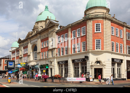 Opernhaus-Altbau Prezzo Café und Geschäfte in der Innenstadt von Royal Tunbridge Wells, Kent, England, UK, Großbritannien Stockfoto