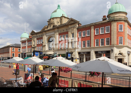 Straßencafé und die alte Kuppel Oper Gebäude im Stadtzentrum von Royal Tunbridge Wells, Kent, England, UK, Großbritannien Stockfoto