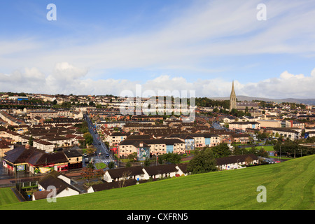 Erhöhten Blick auf katholischen Bogside oder nationalistischen Stadt nahe Westland Road von Wänden der Derry Co Londonderry Irland Vereinigtes Königreich Stockfoto