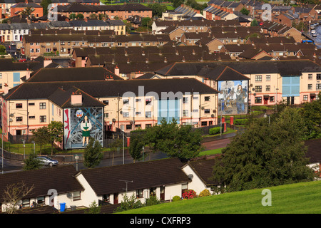 Hohen Blick auf katholischen Bogside oder nationalistischen Gegend der Stadt mit Wandmalereien auf Häuser in Derry Co Londonderry Nordirland Vereinigtes Königreich Stockfoto