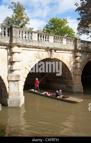 Stechkahn fahren am Fluss Cherwell in Oxford England UK Magdalen Bridge Stockfoto