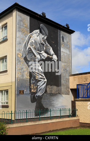 Street Scene mit Operation Motorman Wandbild gemalt auf ein Haus als Teil der Bildergalerie von Bogside Artists in Derry Co Londonderry Irland UK Stockfoto