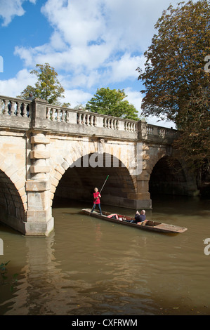 Stechkahn fahren am Fluss Cherwell in Oxford England UK Magdalen Bridge Stockfoto