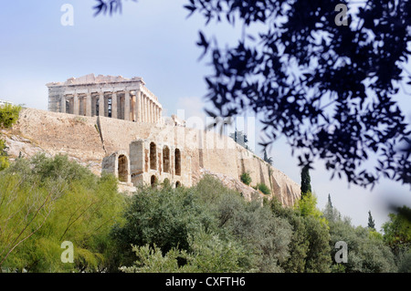 Der Parthenon-Tempel, eingesehen am Fuße der Akropolis in Athen, Griechenland Stockfoto