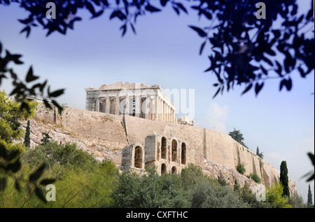 Der Parthenon-Tempel, eingesehen am Fuße der Akropolis in Athen, Griechenland Stockfoto