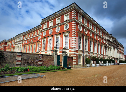 Südfront des Hampton Court Palace, London, UK