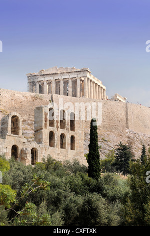 Der Parthenon-Tempel, eingesehen am Fuße der Akropolis in Athen, Griechenland Stockfoto