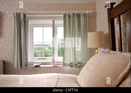 Kleines Schlafzimmer mit Doppelbett im Urlaub lassen Sie Herefordshire UK Stockfoto