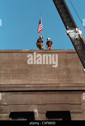 Einsatzkräfte entfalten die amerikanische Flagge vom Dach des Pentagons nach einem Terroranschlag wie Rettungspakete weiter 12. September 2001. Am 11. September American Airlines Flug 77 von Terroristen fliegen in das Gebäude töten alle 64 Passagiere an Bord entführt und 125 Menschen auf dem Boden. Stockfoto