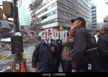 US-Präsident George W. Bush sieht Schaden auf dem Gelände des zerstörten World Trade Centers 14. September 2001 in New York City. Mit Bush von links sind: New York City Polizei-Kommissar Bernie Kerik, Senator Chuck Schumer und New York Gouverneur George Pataki. Stockfoto