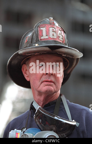 Pensionierter Feuerwehrmann in New York City steht Bob Beckwith auf dem Gelände des eingestürzten World Trade Centers 14. September 2001 in New York City. Stockfoto