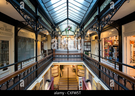 Das Innere des Arcade-Westminster am Parliament Street in Harrogate, West Yorkshire. Stockfoto