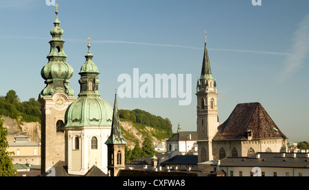 Salzburger Kirchen im frühen Morgenlicht. Stockfoto