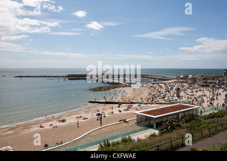 Marine Parade mit Blick auf The Cobb, Lyme Regis, Dorset Stockfoto
