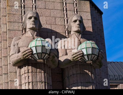 Helsinki Central Railway Station Neo klassische Steinfiguren halten Lampen Helsinki Finnland Stockfoto