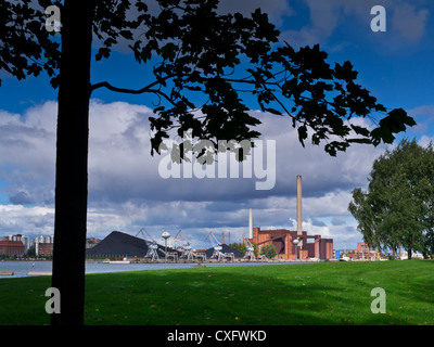 Kohlekraftwerk fossiler Brennstoff alte Technologie mit einer grünen Parklandschaft und den See in den Vordergrund Helsinki Finnland Stockfoto