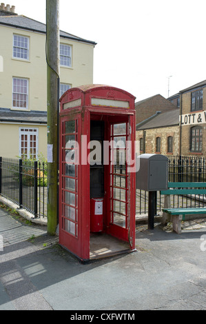 -Schaden öffentliche Telefonzelle oder Box mit zerbrochenen Fenster und fehlende Tür Stockfoto