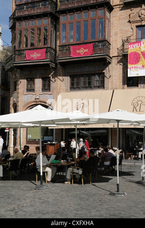 Pflaster-Restaurant in der zentralen Altstadt von Sevilla Stockfoto