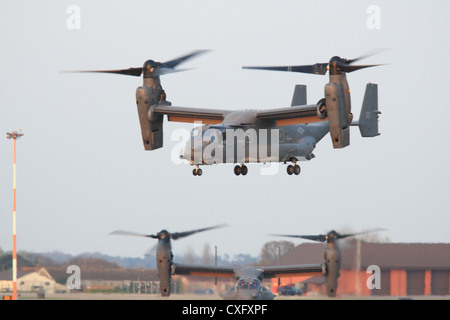 V-22 Osprey hebt aus RAF Mildenhall als eine andere Taxis auf den Laufsteg während einer kurzen Bereitstellung an der Basis. Stockfoto