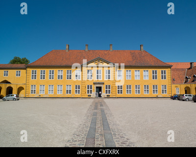 Roskilde Palace ist ein vier Flügel gelb barocke Gebäude erbaut 1733-1736 an der Stelle, wo das Pfarrhaus verwendet werden. Stockfoto