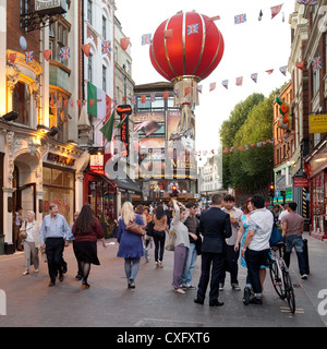 Multikulturelles London; Straßenszene, früher Abend, Wardour Street, Chinatown, london W1D, Großbritannien Stockfoto