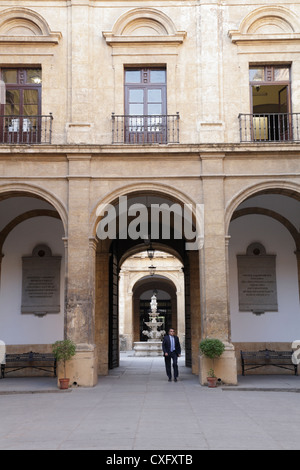 Mann zu Fuß durch den Hof des ehemaligen königlichen Tabakfabrik Universität Sevilla Stockfoto